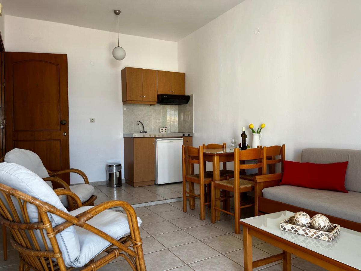 Michael Apartments Agia Marina  Exterior photo