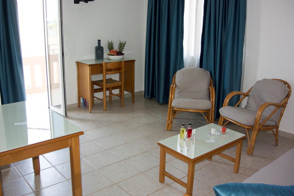 Michael Apartments Agia Marina  Exterior photo