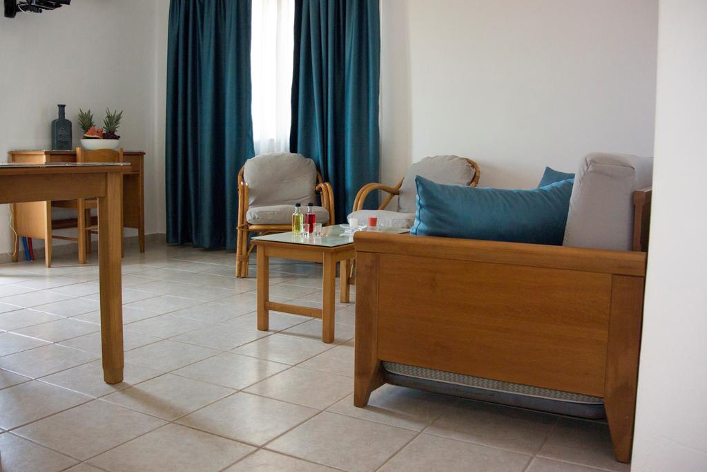 Michael Apartments Agia Marina  Exterior photo